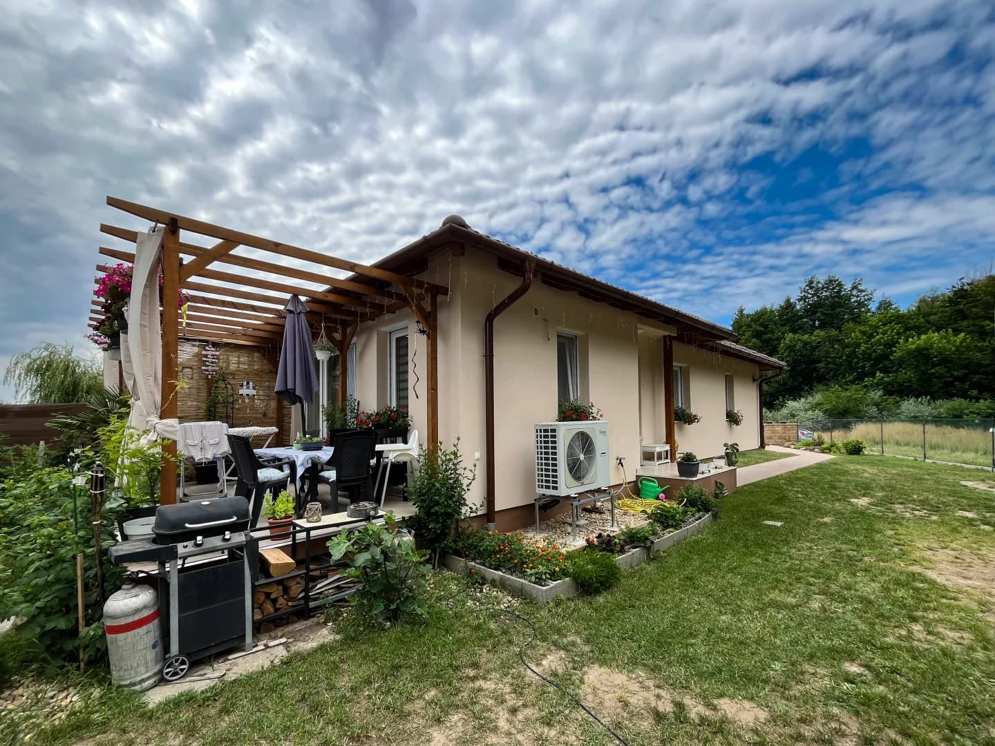 Újszerű ikerházrész, erdőszélen